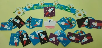 Аппликация "Ракета летит в космос", средняя группа Аппликация "Ракета летит в космос", средняя группа.
